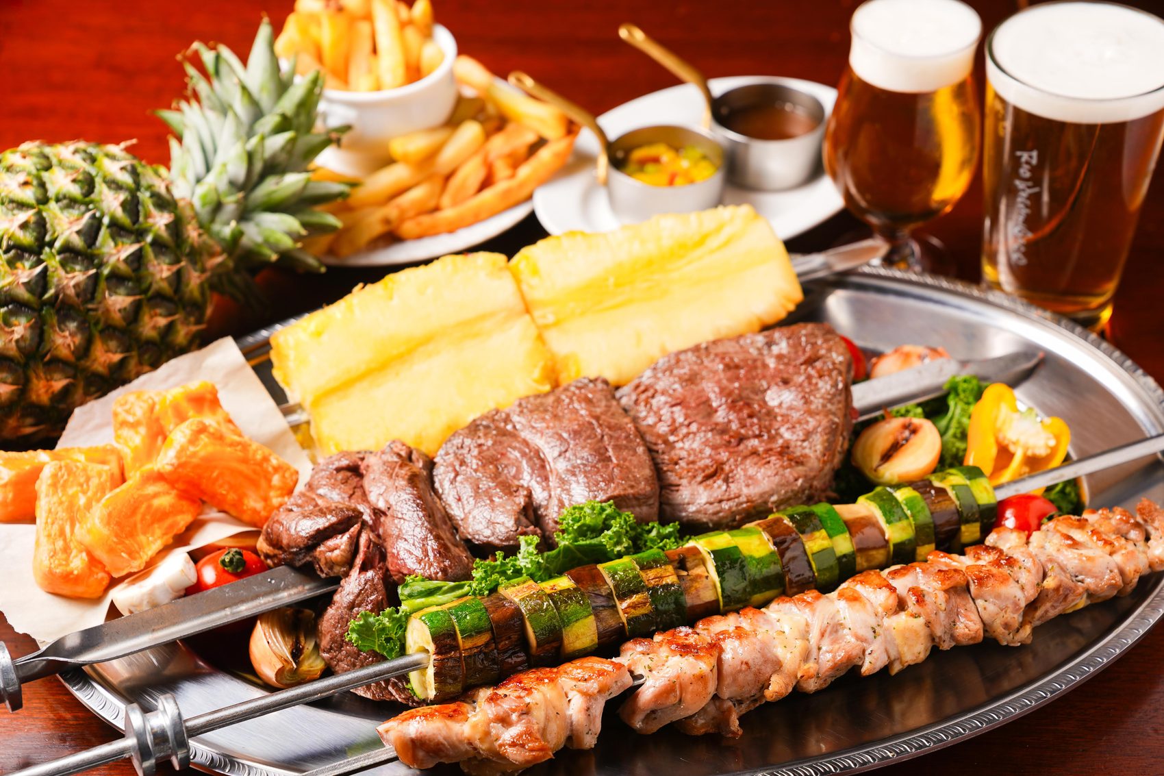 黒毛和牛シュラスコと焼きパイナップル、自社醸造クラフトビールの盛り合わせ